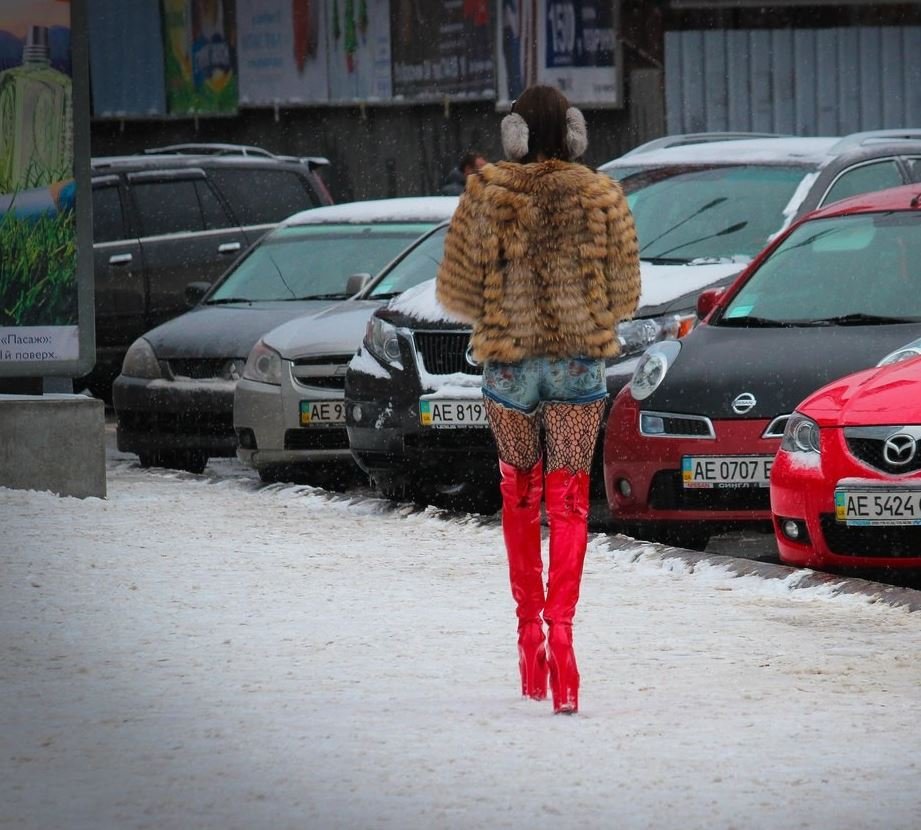Рыжая австрийка гуляет голая по Вене зимой и летом 