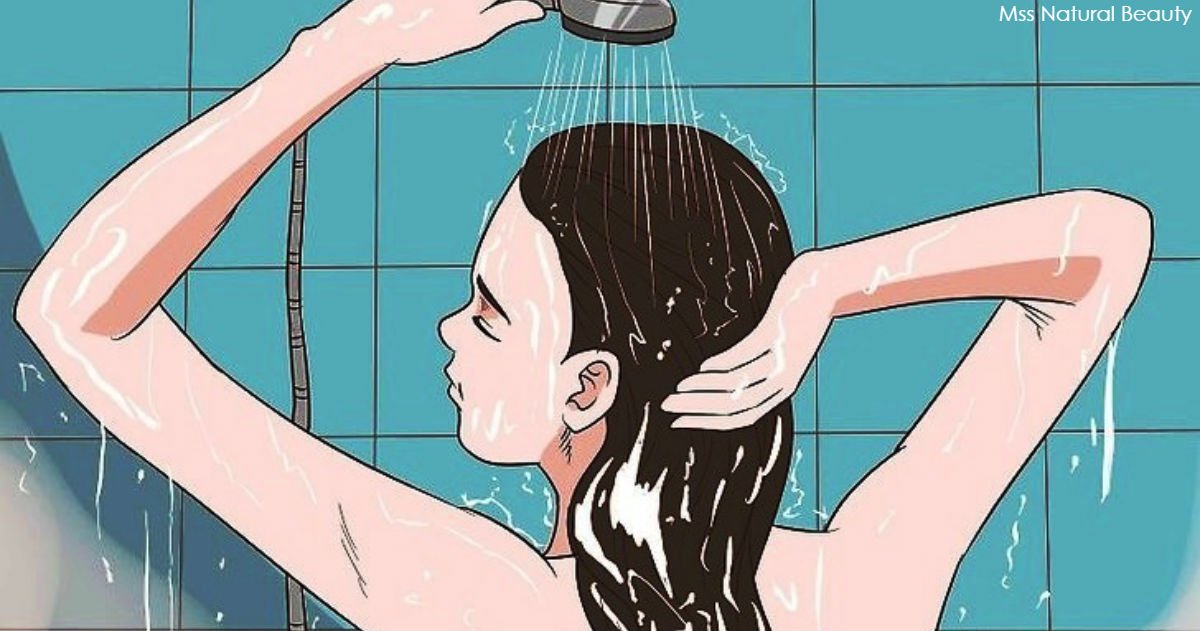 Азиаты моют волосню друг друга в душе 