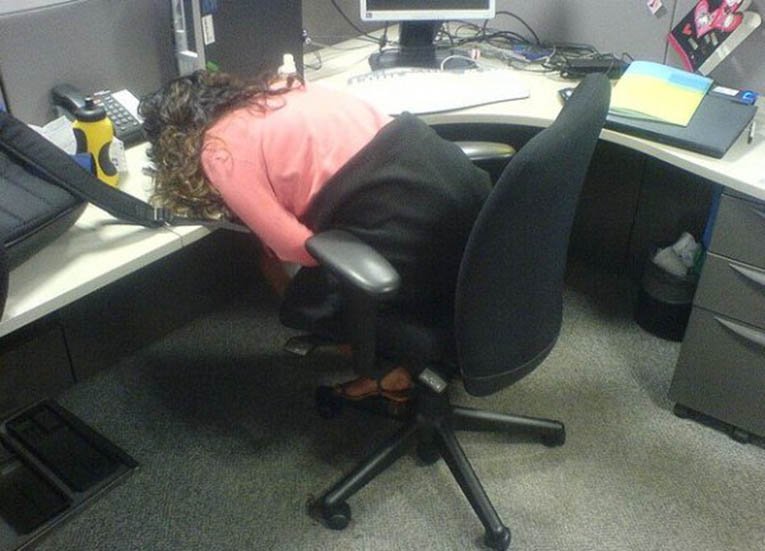 Менеджер трахает коллегу на рабочем столе