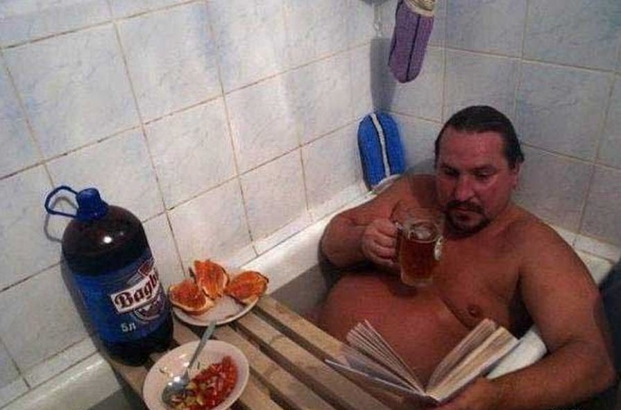 Глупый хозяин. Мужик в ванной. Толстый человек в ванной. Приколы в ванной. Мужик в ванной прикол фото.