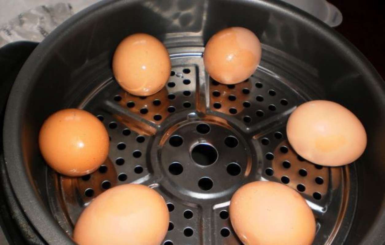 Можно ли греть вареные яйца. Яйца вкрутую в мультиварке. Сетка для варки яиц. Варка яиц в мультиварке. Для варки яиц в мультиварке.