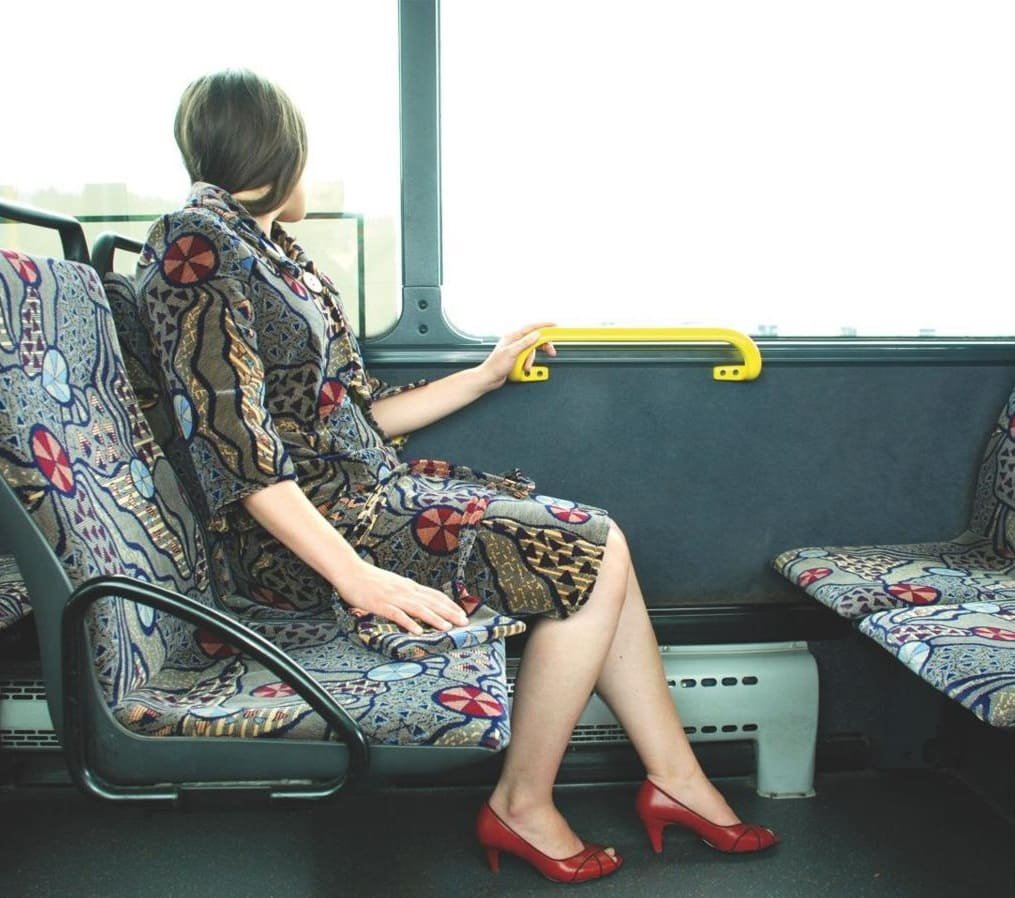 Тетка в автобусе. Девушка сидит в автобусе. Сиденья в автобусе. Девушка сидит в маршрутке. Смешная девушка в автобусе.