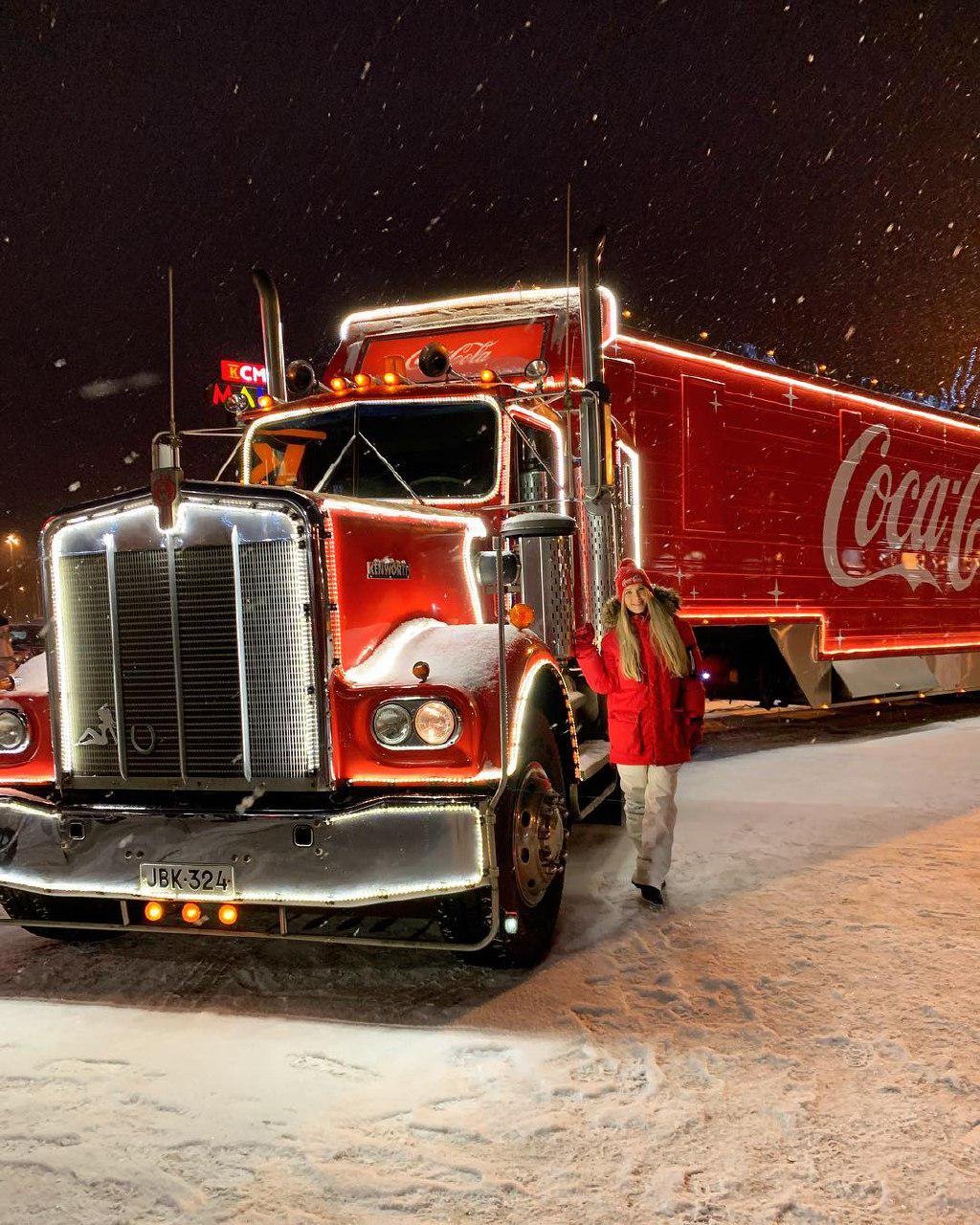 Грузовик новый год. Новогодняя машина. Новогодний грузовик Кока-кола. Новогодняя фура. Новогодние Грузовики Coca-Cola.