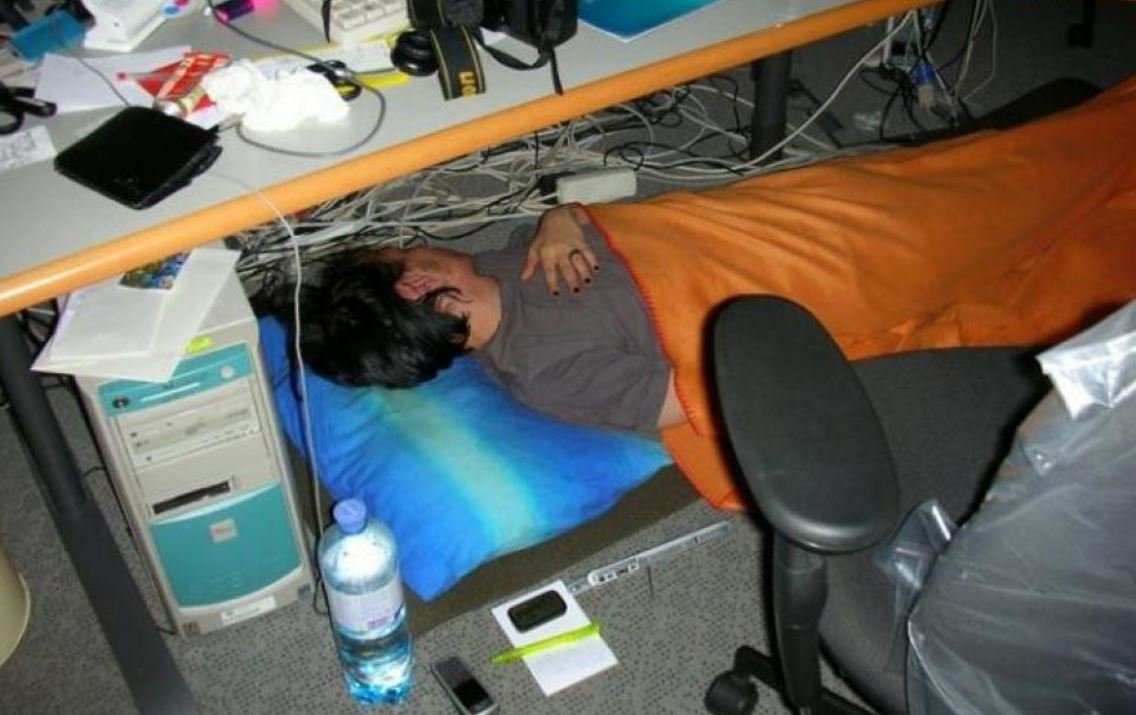 Спать место. Спит на рабочем месте. Уснул на рабочем месте. Спит на работе. Спит в офисе.