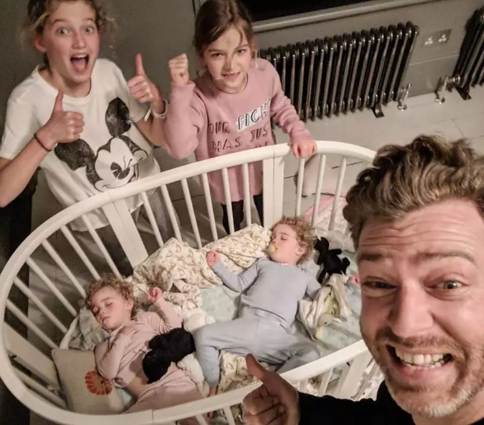 Папа с четырьмя детьми
