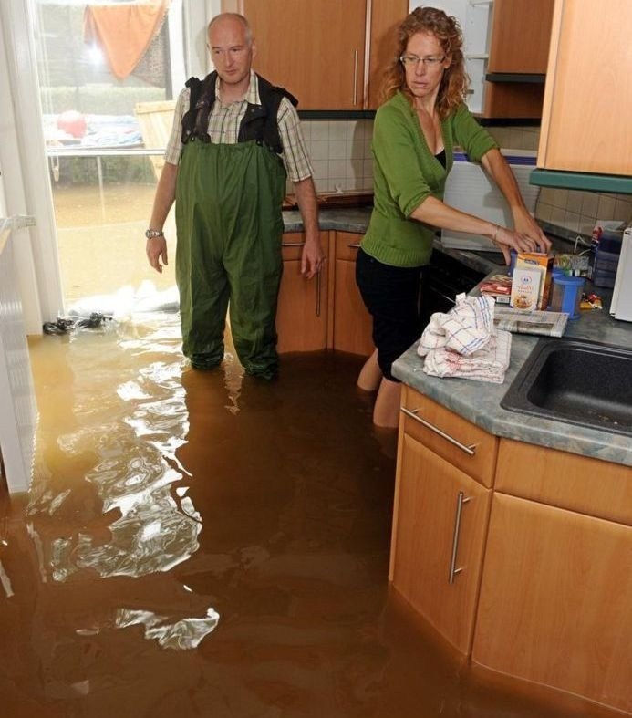 Залив жилого помещения. Потоп в квартире. Затопили соседи. Затопление квартиры. Затопило квартиру.
