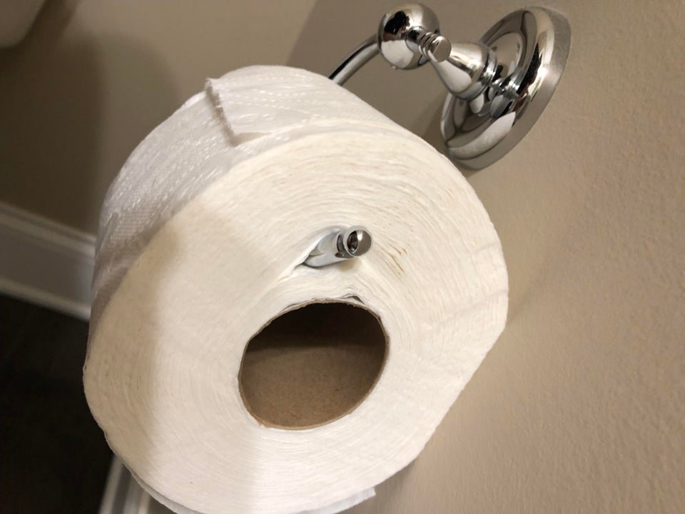 12 фото о том, как по-разному люди меняют туалетную бумагу.