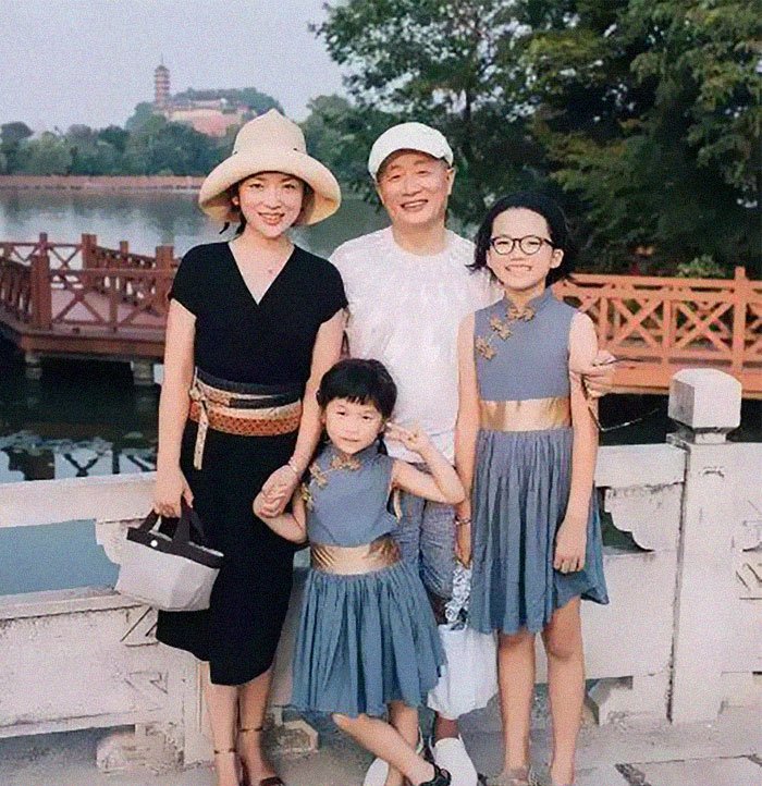 Папы поменялись дочками. Юнкины семья фото. Дочери 40 лет отцу. Юнкины семья. 40 Дочерей.