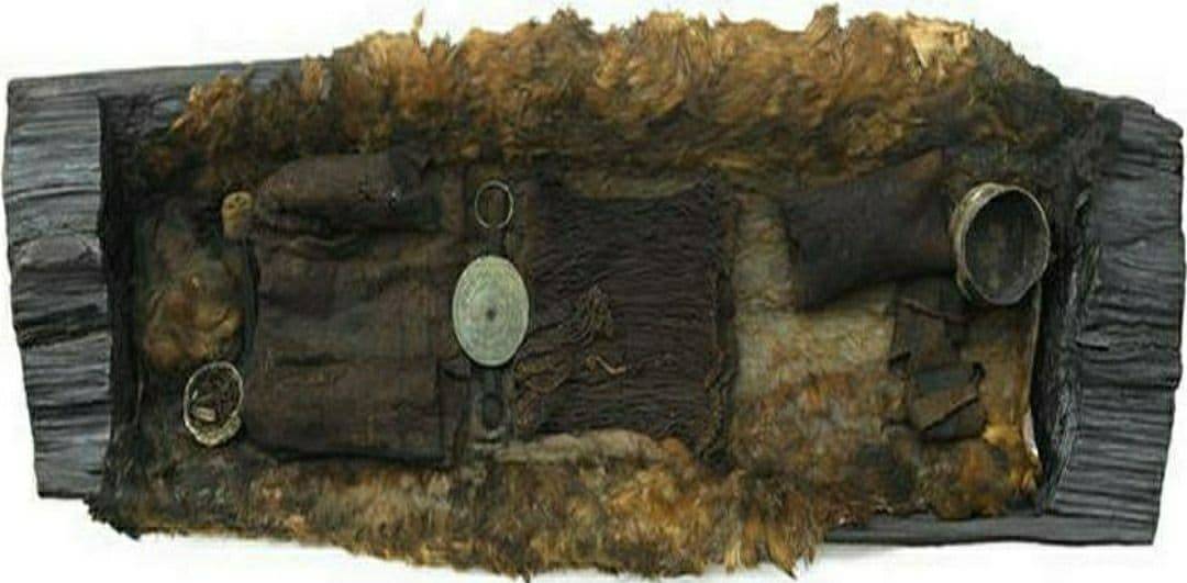 Сохранившийся предмет прошлого. Раскопки одежда. Кожаная одежда древних. Мумии найденные в торфяных болотах.