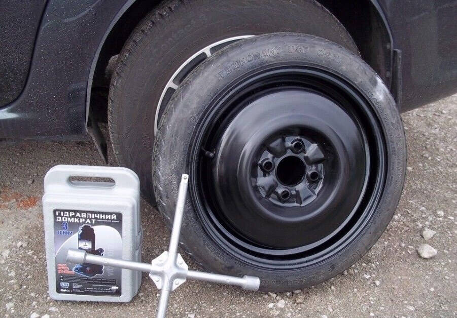 Почему в современных автомобилях всё реже встречается полноценное запасное колесо