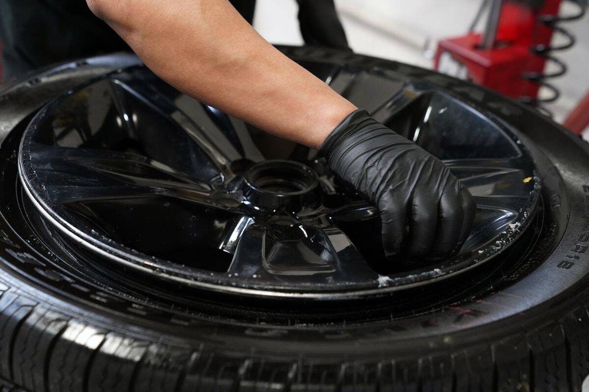 Почему в современных автомобилях всё реже встречается полноценное запасное колесо